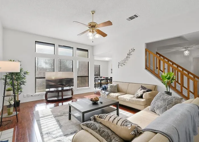 Quiet - Family - Free Pizza - Big Backyard - Sleeps 8