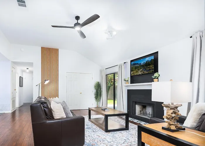 Cozy, Round Rock Retreat, Modern, Sleeps 10