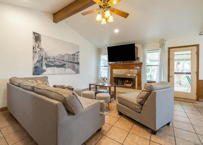 Private Retreat Shady Oak Backyard, Petfriendly