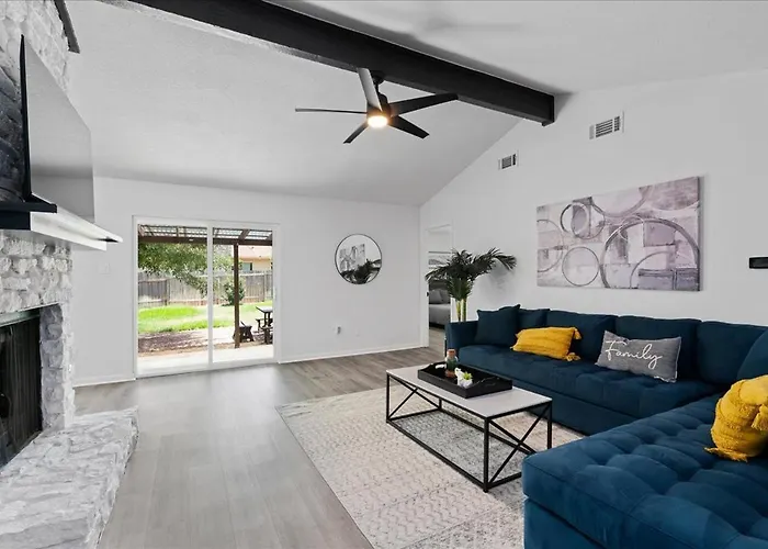 Super Comfy Home With Hot Tub!