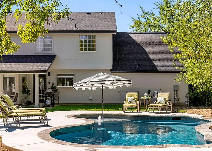 Pool Getaway Movie Room Games Yard Bbq Pets