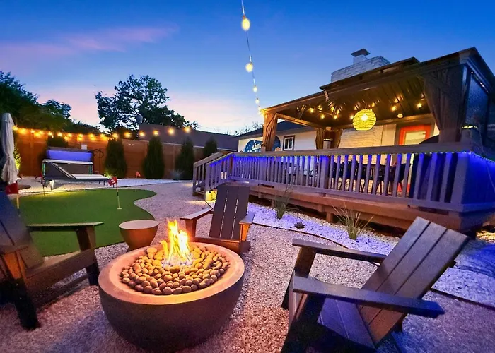 Modern 3Br Retreat With Fun Yard, Mini-Golf, Hot Tub & Bbq Dining Deck