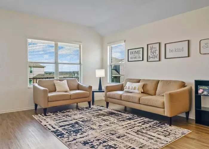 Family Friendly - Private - Spacious - Modern - Pool