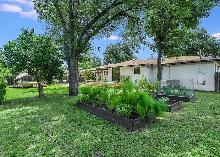 Charming Ranch Home Near Dell With Cocktail Pool