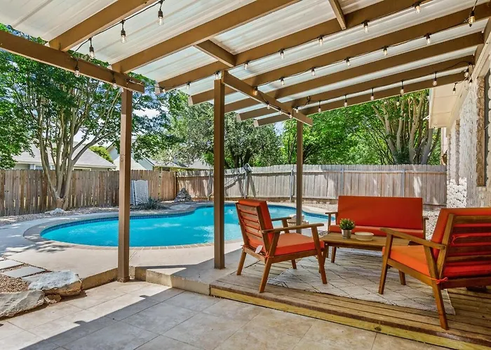 Poolside Oasis, Peaceful Retreat -20 Min To Austin