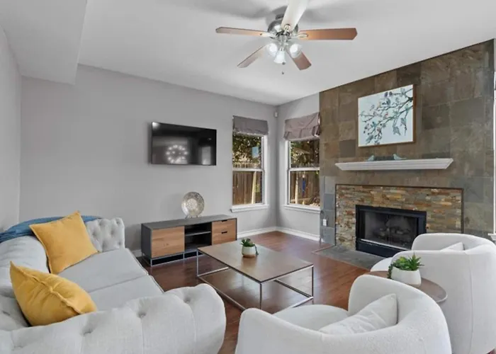 Spacious & Stylish 4 Bedroom House Round Rock
